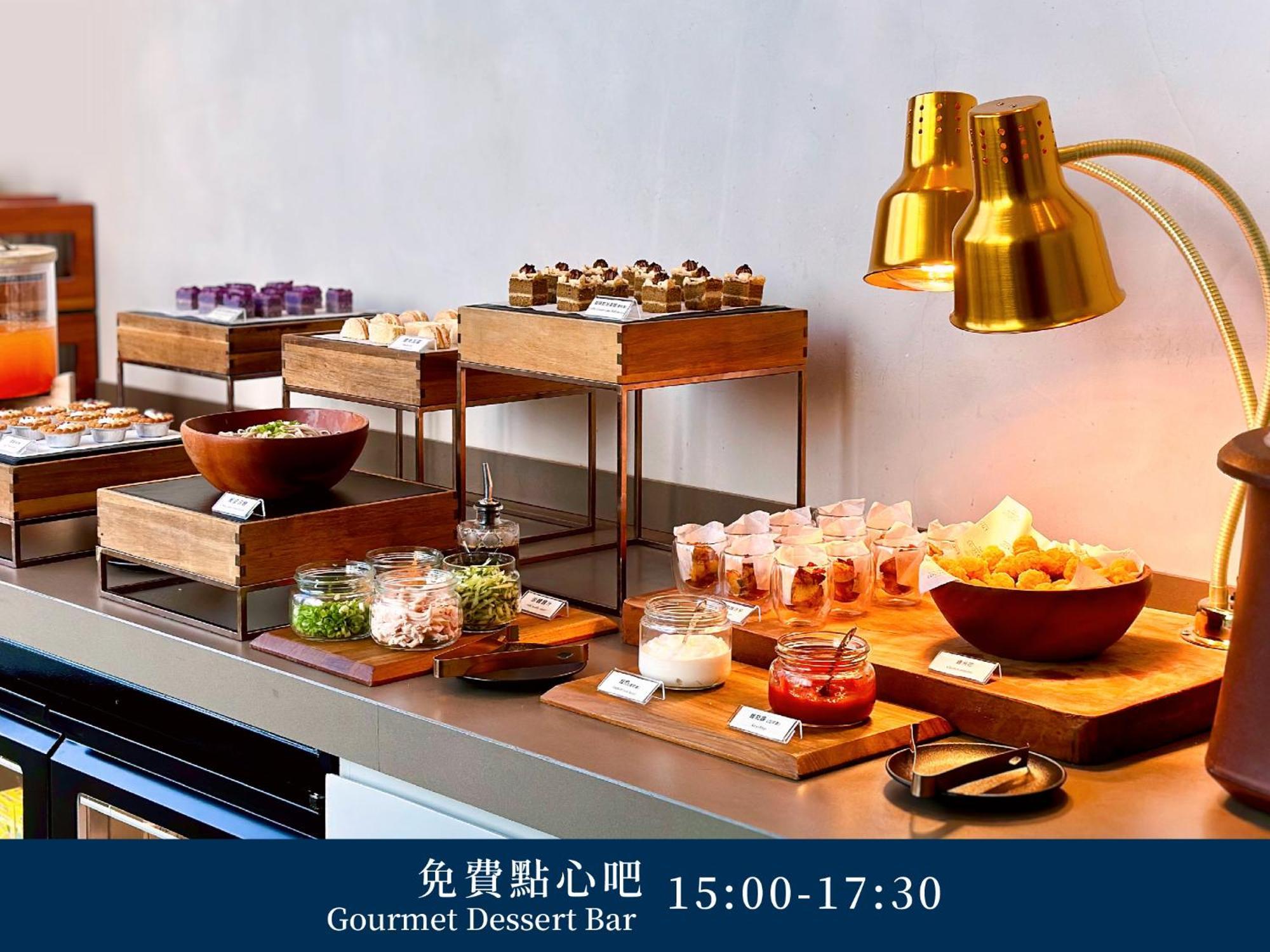 Brio Hotel Kaohsiung Bagian luar foto