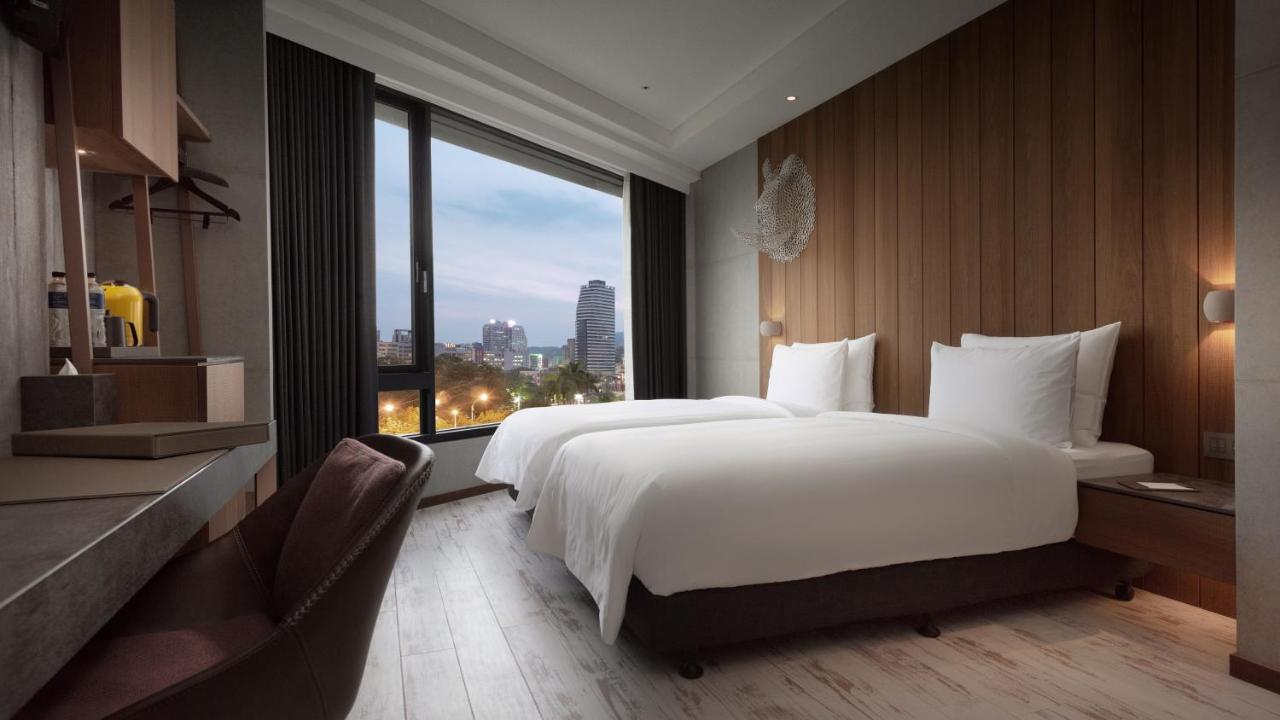 Brio Hotel Kaohsiung Bagian luar foto